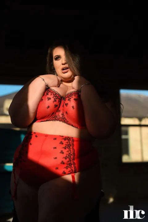 Yazmin Fox: Brunette BBW Strips Off Her Panties to Flaunt Her Big Tits – photo 4 of 21