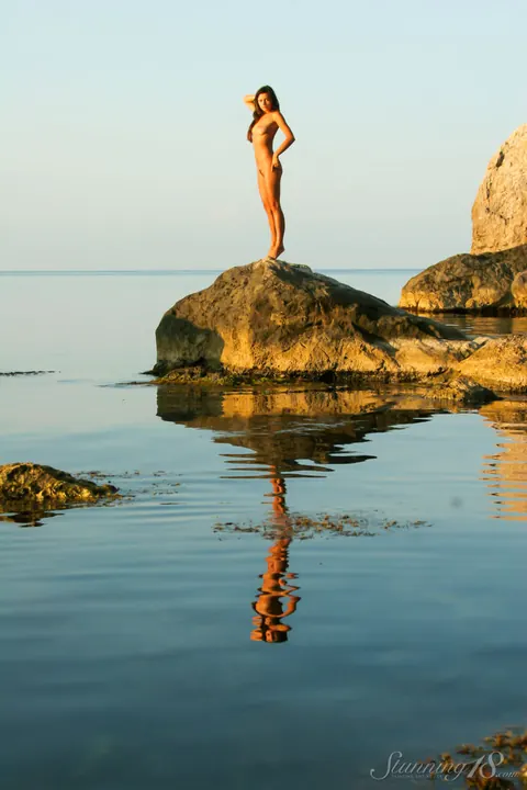 PAWG Poses Nude Outdoors on the Rocks – photo 1 of 16