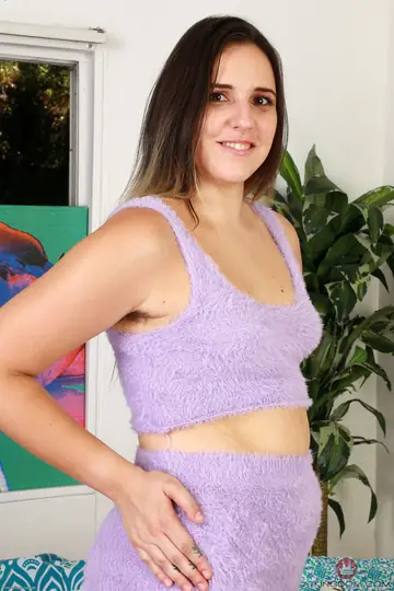 Dria Submits – Tall Brunette BBW Lifts Her Skirt and Spreads Her Hairy Pussy