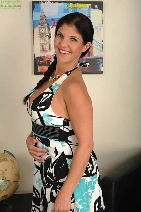 Coralyn Jewel: Thick Brunette MILF Spreads Her Shaved Pussy Outdoors in a Dress – photo 1 of 16