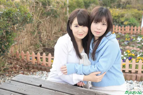 Asian Lesbians Kiss and Finger Each Other on the Bed – photo 1 of 20