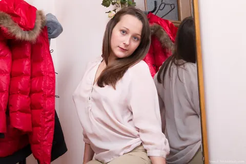 Brunette Undresses and Combs Her Bush – photo 1 of 21