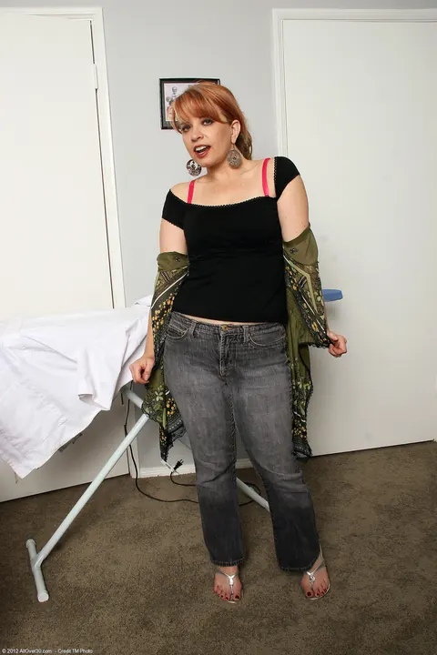 Pandora Jones: Redhead MILF with Big Natural Tits Strips and Fingers Her Shaved Pussy – photo 2 of 21