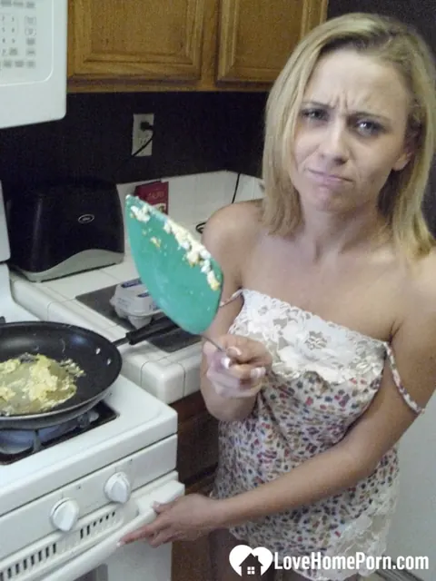 Mae Lynn: Busty Blonde Amateur Strips and Shows Her Tits – photo 10 of 20
