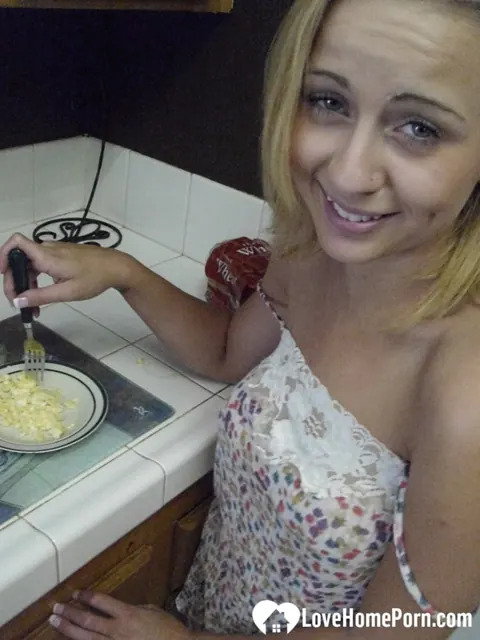 Mae Lynn: Busty Blonde Amateur Strips and Shows Her Tits – photo 14 of 20