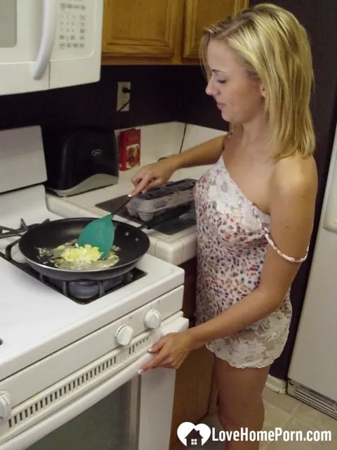 Mae Lynn: Busty Blonde Amateur Strips and Shows Her Tits – photo 9 of 20