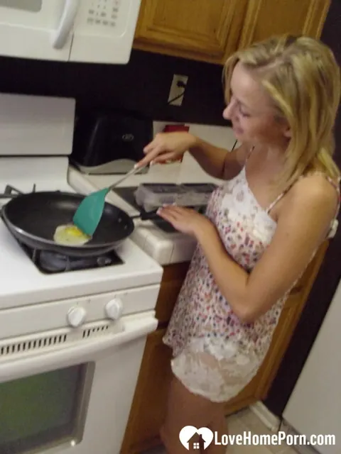 Mae Lynn: Busty Blonde Amateur Strips and Shows Her Tits – photo 5 of 20