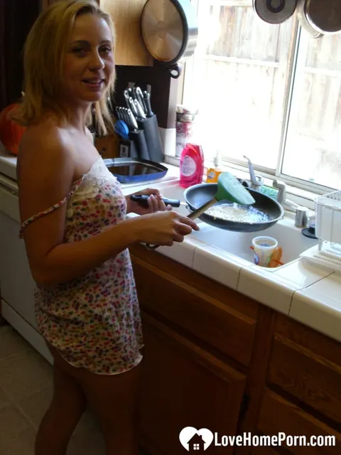 Mae Lynn: Busty Blonde Amateur Strips and Shows Her Tits – photo 13 of 20