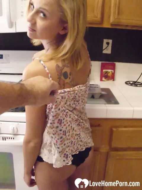 Mae Lynn: Busty Blonde Amateur Strips and Shows Her Tits – photo 8 of 20