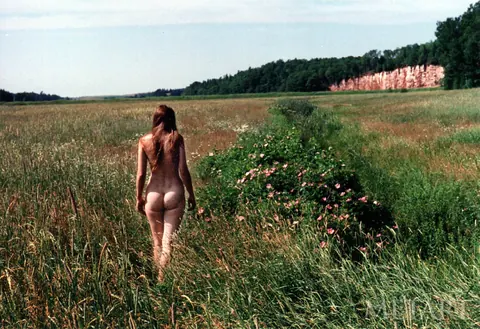 Woman Poses Nude for Intimate Photo Session – photo 8 of 16