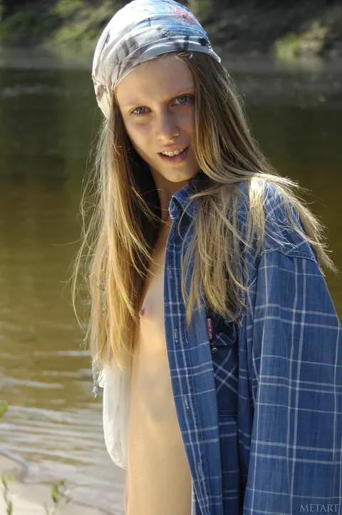 Kate B: Slim Blonde Strips Nude and Spreads Outdoors – photo 2 of 21