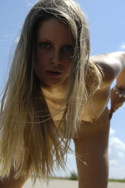 Kate B: Slim Blonde Strips Nude and Spreads Outdoors – photo 16 of 21