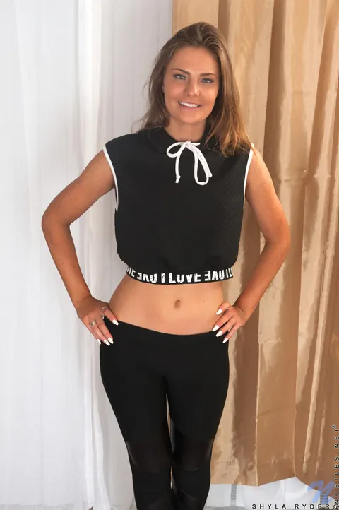 Shyla Ryder: Slim Brunette Peels Down Her Yoga Pants to Flaunt Her Big Ass – photo 3 of 10