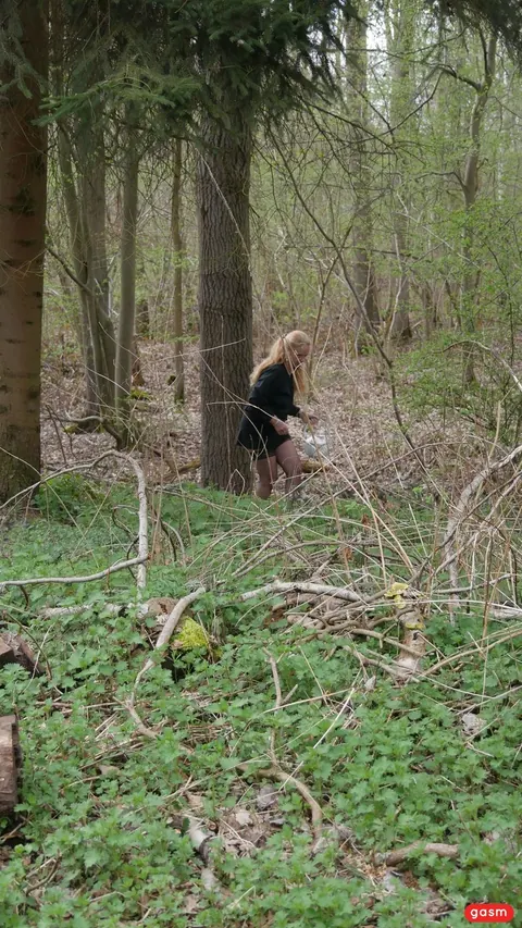Bea Dumas: Mature German Blonde Fucks Her Partner in the Forest – photo 1 of 14