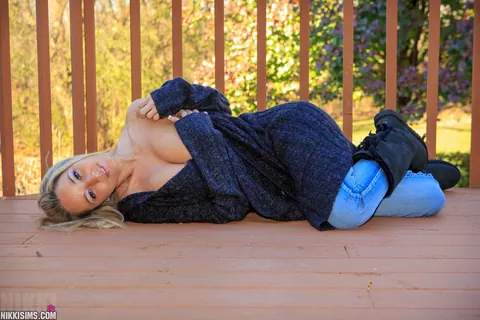 Nikki Sims: Blonde MILF Shows Her Big Natural Tits in Jeans and Boots Outdoors – photo 7 of 15