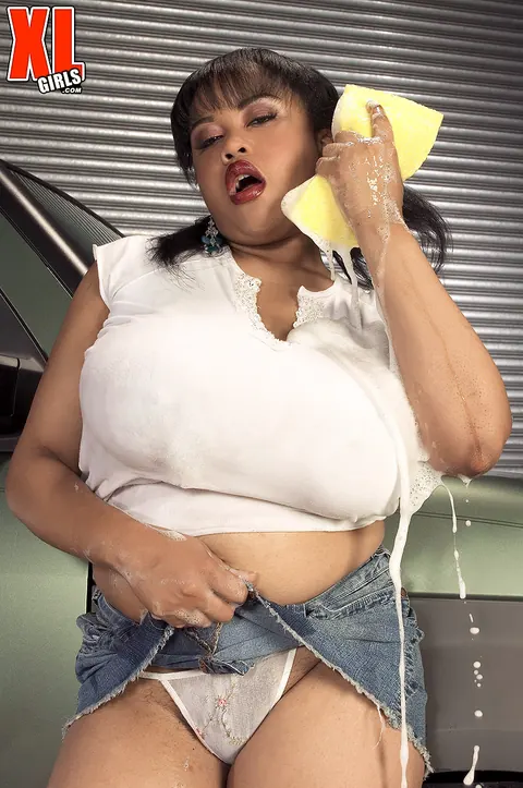 Sunny Dee: Thick Ebony MILF Shows Off Her Giant Natural Tits at the Car Wash – photo 5 of 16