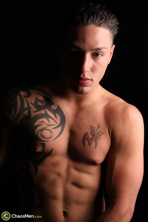 Thick Tattooed Man Strokes His Cock on the Bed – photo 12 of 21