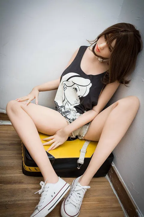 Busty Woman Peels Off Her Top and Poses Nude – photo 5 of 14