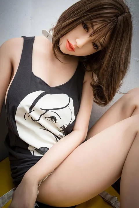 Busty Woman Peels Off Her Top and Poses Nude – photo 6 of 14