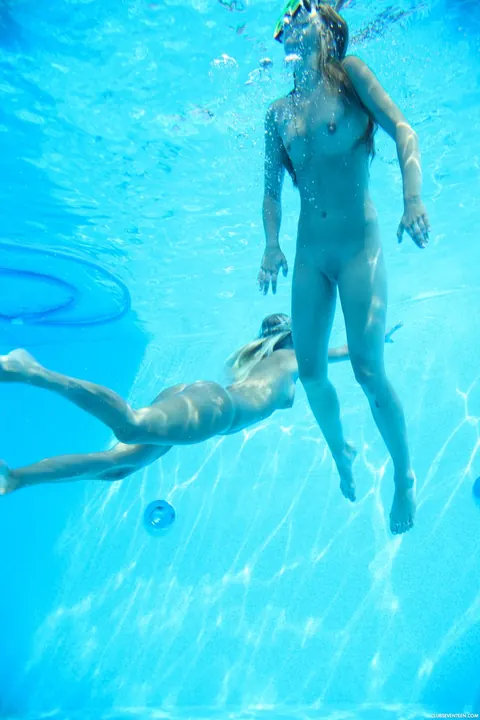 Sara J: European Lesbians Lick and Finger Each Other in the Pool – photo 11 of 21