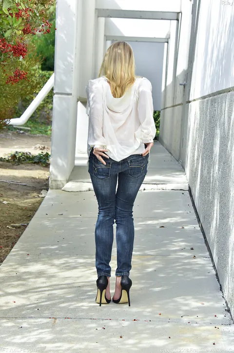 Riley Reyes: Skinny Blonde MILF Poses Outdoors in Jeans and Heels – photo 5 of 21