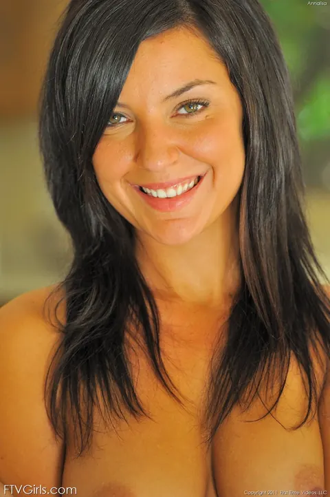 Italian Black-Haired Babe Strips Off Her Bikini and Fingers Her Clit Poolside – photo 18 of 21