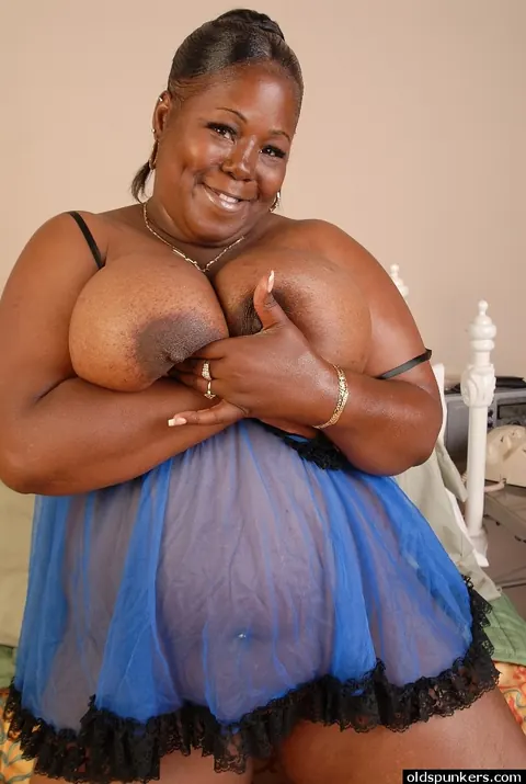Curvy Ebony MILF in Lingerie and Heels Spreads Wide – photo 6 of 16