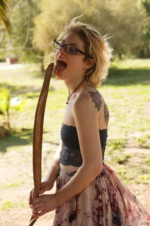 Kris Ekmard: Amateur Short-Haired Blonde Spreads Her Big Ass Outdoors by the Car – photo 2 of 12