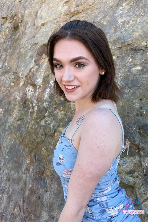 Gracie Gates: Brunette Amateur Shows Off Her Big Natural Tits and Ass – photo 18 of 21