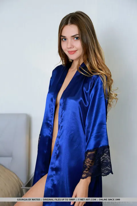 Thick Babe Slips Off Her Satin Robe and Spreads Wide – photo 3 of 16