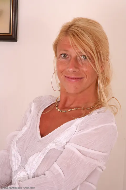 Amateur MILF Poses Nude and Fingers Her Pussy – photo 3 of 21
