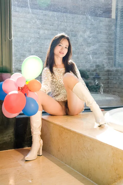 Willy HO: Petite Asian Brunette Spreads Her Hairy Pussy – photo 4 of 20