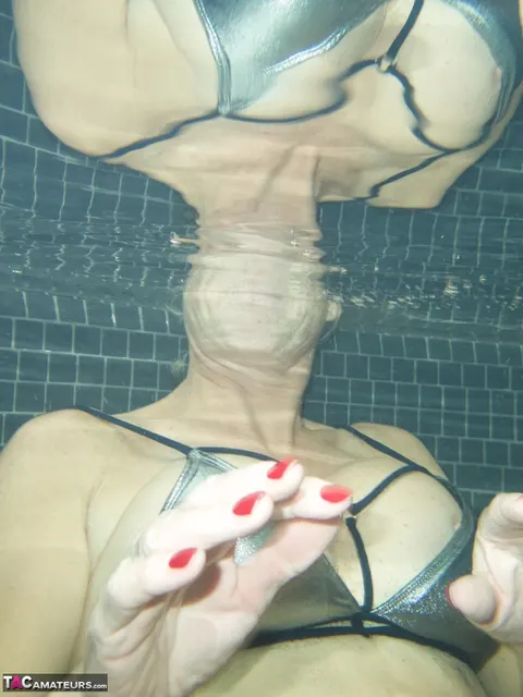 Molly Maracas: Thick Blonde MILF Spreads Her Shaved Pussy in the Hot Tub – photo 5 of 16