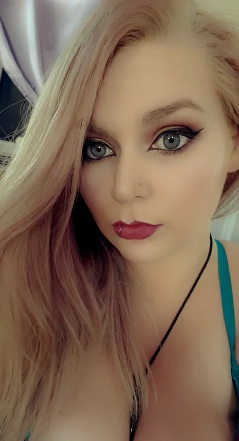 Blonde with Big Tits Teases Cleavage in the Mirror Selfies – photo 20 of 20