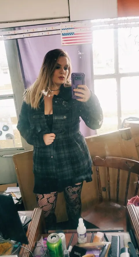 Blonde with Big Tits Teases Cleavage in the Mirror Selfies – photo 9 of 20