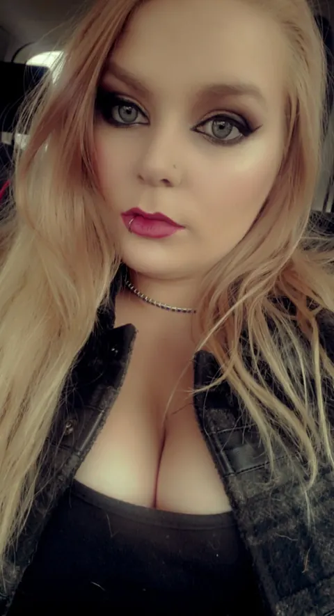 Blonde with Big Tits Teases Cleavage in the Mirror Selfies – photo 10 of 20