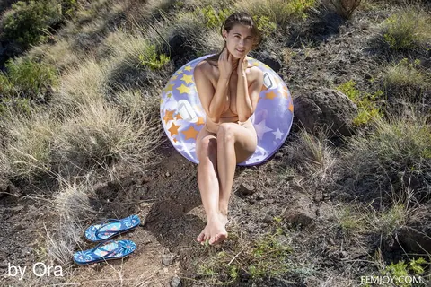 Nina Sphinx: Brunette Strips Out of Her Bikini and Spreads Her Hairy Pussy Outdoors – photo 16 of 16