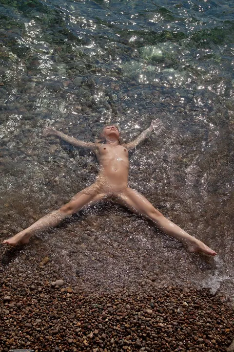 Petite Slim Babe Spreads Her Legs on the Beach – photo 12 of 20