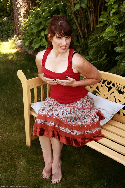 PAWG MILF Lifts Her Skirt and Spreads Outdoors on a Bench – photo 5 of 21