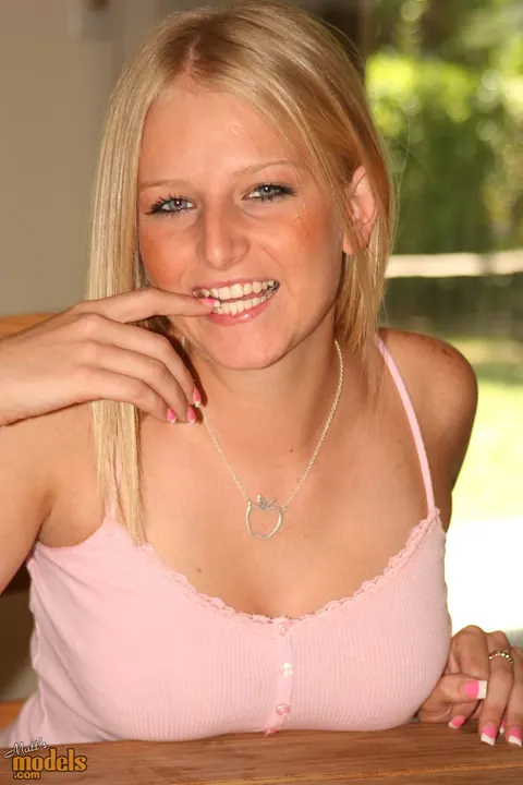 Ziggy Blue: Blonde PAWG Spreads Her Pussy on the Dining Table – photo 1 of 16
