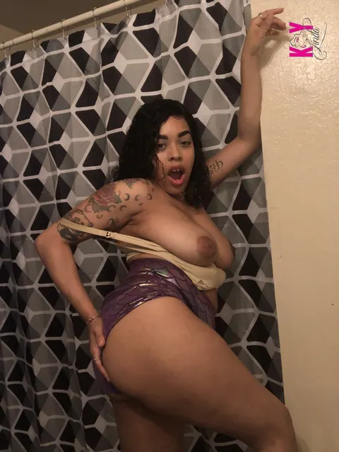 Soykay Linda: Latina with Big Tits Undresses and Shows Her Curvy Body – photo 6 of 14