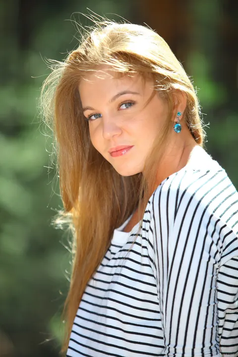 Blonde Undresses Fully and Poses Nude for the Camera – photo 2 of 21