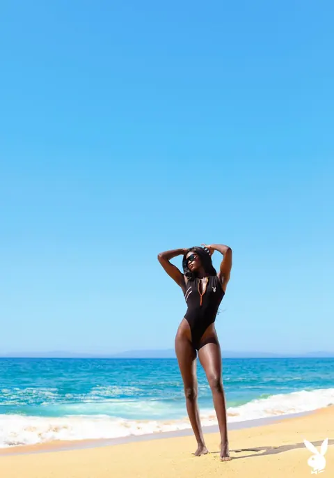 Naomi Nash: French Ebony Blonde Strips and Poses Nude on the Beach – photo 10 of 19