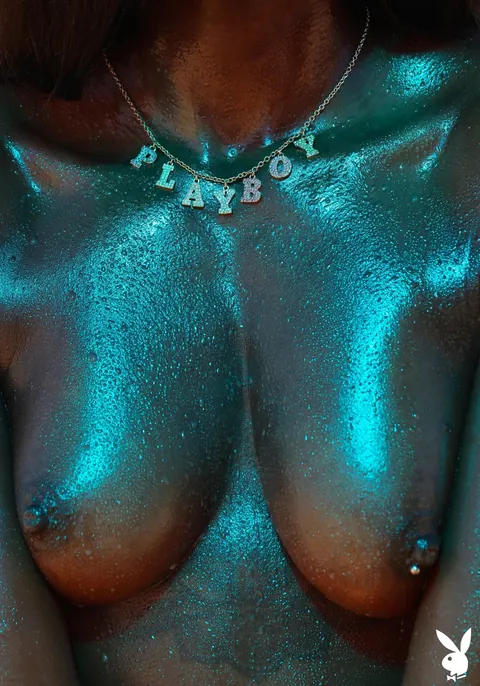 Naomi Nash: French Ebony Blonde Strips and Poses Nude on the Beach – photo 2 of 19