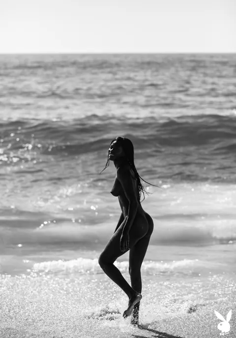 Naomi Nash: French Ebony Blonde Strips and Poses Nude on the Beach – photo 17 of 19