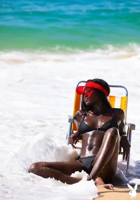 Naomi Nash: French Ebony Blonde Strips and Poses Nude on the Beach – photo 12 of 19