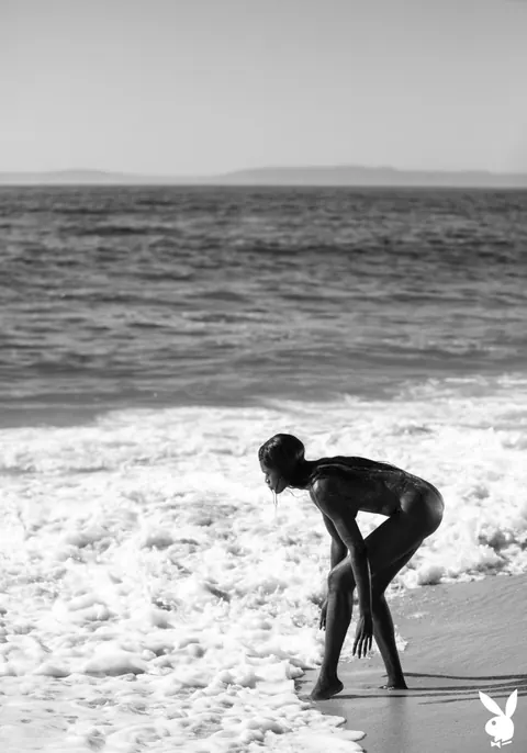 Naomi Nash: French Ebony Blonde Strips and Poses Nude on the Beach – photo 16 of 19
