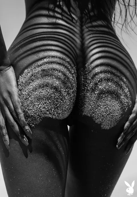 Naomi Nash: French Ebony Blonde Strips and Poses Nude on the Beach – photo 9 of 19