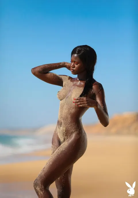 Naomi Nash: French Ebony Blonde Strips and Poses Nude on the Beach – photo 18 of 19