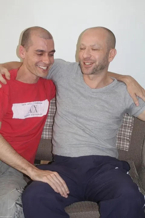Hairy Athletic Men Suck and Fuck in a Threesome – photo 17 of 21